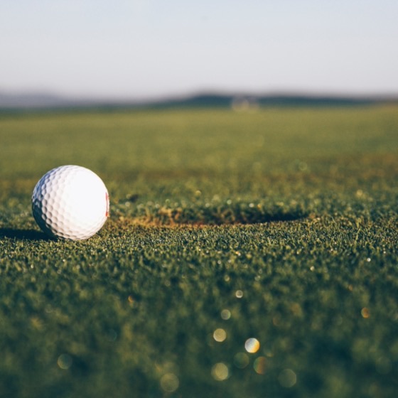 Golfball auf dem Grün